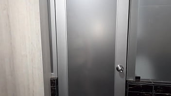 LA SENSUAL DIOSA  MILF  SE MOJA EN EL SAUNA