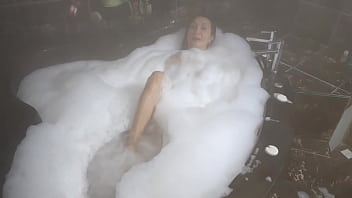 LA SENSUAL DIOSA  MILF  SE MOJA EN EL SAUNA