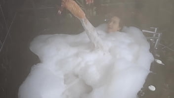 LA SENSUAL DIOSA  MILF  SE MOJA EN EL SAUNA