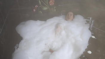 LA SENSUAL DIOSA  MILF  SE MOJA EN EL SAUNA