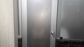 LA SENSUAL DIOSA  MILF  SE MOJA EN EL SAUNA