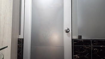 LA SENSUAL DIOSA  MILF  SE MOJA EN EL SAUNA