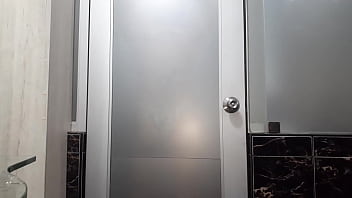 LA SENSUAL DIOSA  MILF  SE MOJA EN EL SAUNA