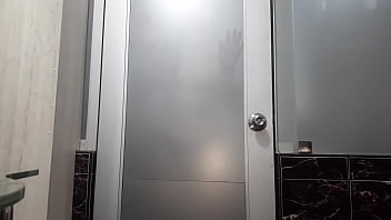LA SENSUAL DIOSA  MILF  SE MOJA EN EL SAUNA