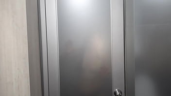 LA SENSUAL DIOSA  MILF  SE MOJA EN EL SAUNA