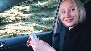 Chica como Shinaryen haciendo una mamada a un extra&ntilde_o en un auto