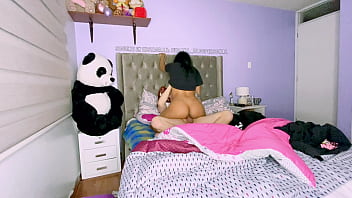 Noche de pel&iacute_culas con mi novia y tenemos sexo intenso en mi habitaci&oacute_n por primera vez ( C&aacute_mara escondida )