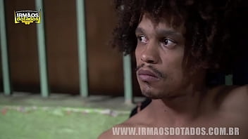 MENDIGO SAFADO DEU LEITINHO PRO MARIDO E APANHOU DA MULHER DELE