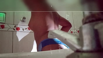 TEZAO DE CORNO SABIA CA MINHA MULHER TAVA DANU O CU PRO VIZINHO I REZOLVI SONDAR FIS UM BURACO NO BANHEIRO ONDE PODIA VE ELIS SEM ELISME VER E VI ELADANU SEU CU ESTORADO PRAELI