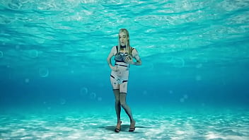 Underwater Babe Dances and Plays With Her Clitty