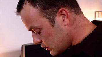 La blonde aux gros seins, Sharon Pink, chevauche une grosse bite bien dure