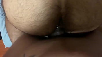 Travesti metendo no cuzinho