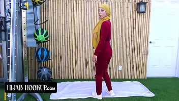 Hijab Hookup - Cute Arab Babe Leaves Her Trainer To Stretch Her And Work On Her Orgasms