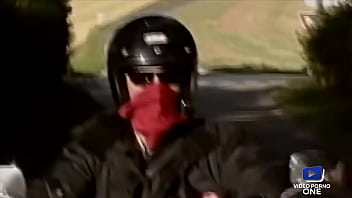 Julia Channel, belle brunette aux gros seins bais&eacute_e en voiture