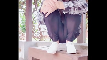 【伪娘婷婷】中午就发骚女装出门，野外直接放尿