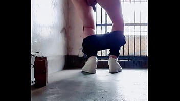 【伪娘婷婷】中午就发骚女装出门，野外直接放尿