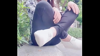 【伪娘婷婷】中午就发骚女装出门，野外直接放尿