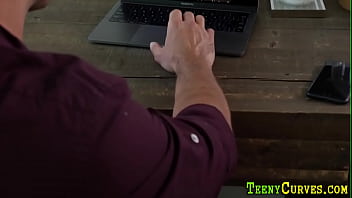 Booty shaking ebony teen gets pussy banged