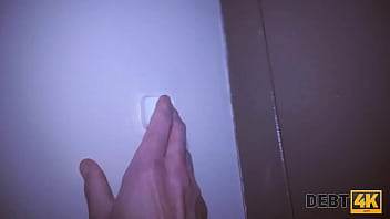 DEBT4k. Mann kommt zum n russischen Schuldner und bohrt bald rasierte Muschi