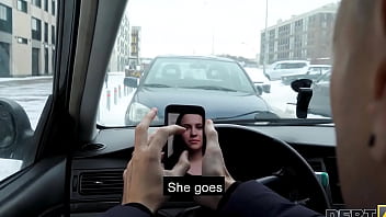 DEBT4k. Chico saca la polla dura de los pantalones para follar al deudor deslumbrante