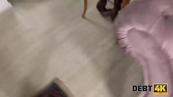 DEBT4k. Tschechische Sch&ouml_nheit muss Beine spreizen oder Schuldeneintreiber beschlagnahmt Auto