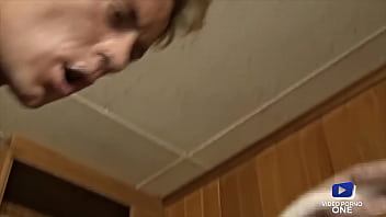 Sunny McKay, blonde salope, adore sentir une bite en elle