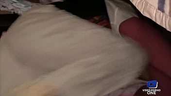 Sunny McKay, blonde salope, adore sentir une bite en elle