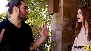 DADDY4K. Une jeune fille maigre chevauche la bite du p&egrave_re de son copain et obtient satisfaction