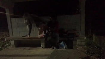MORADOR DE RUA SORTUDO BRINCANDO COM A BUNDAO GOSTOSO DA SAFADA