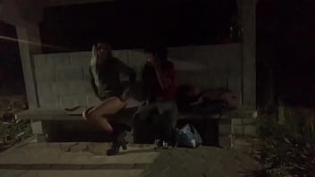 MORADOR DE RUA SORTUDO BRINCANDO COM A BUNDAO GOSTOSO DA SAFADA