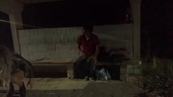 MORADOR DE RUA SORTUDO BRINCANDO COM A BUNDAO GOSTOSO DA SAFADA