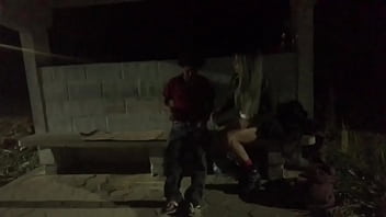 MORADOR DE RUA SORTUDO BRINCANDO COM A BUNDAO GOSTOSO DA SAFADA