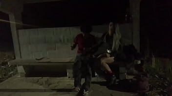 MORADOR DE RUA SORTUDO BRINCANDO COM A BUNDAO GOSTOSO DA SAFADA