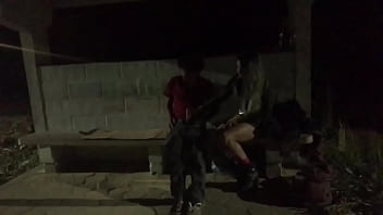 MORADOR DE RUA SORTUDO BRINCANDO COM A BUNDAO GOSTOSO DA SAFADA