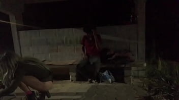 MORADOR DE RUA SORTUDO BRINCANDO COM A BUNDAO GOSTOSO DA SAFADA