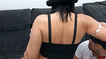 Mike Hot  jogando Xbox Com Bruninho bombom, a gostosa da Danny Hot, chega roubando a cena e eles acabam jogando leite na buceta dela