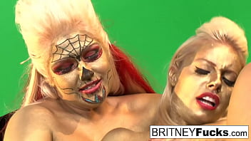 Gold painted lesbian hotties get it on