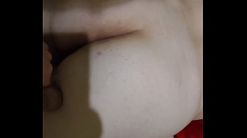 Грубо трахнул жену друга, вставив анальную пробку и кончил на задницу. [Домашнее]