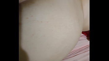 Грубо трахнул жену друга, вставив анальную пробку и кончил на задницу. [Домашнее]