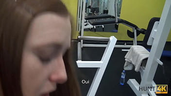 HUNT4K. Dans un gymnase vide, un chasseur paie de l'_argent pour un cocu avide et empale sa copine
