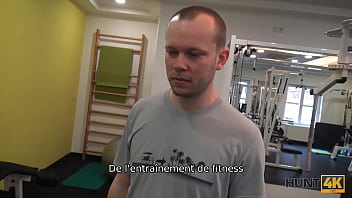 HUNT4K. Dans un gymnase vide, un chasseur paie de l&#039_argent pour un cocu avide et empale sa copine