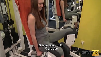 HUNT4K. Dans un gymnase vide, un chasseur paie de l'_argent pour un cocu avide et empale sa copine