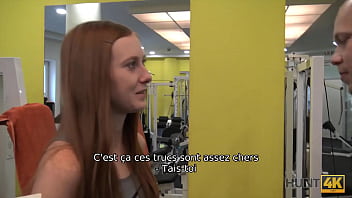 HUNT4K. Dans un gymnase vide, un chasseur paie de l&#039_argent pour un cocu avide et empale sa copine