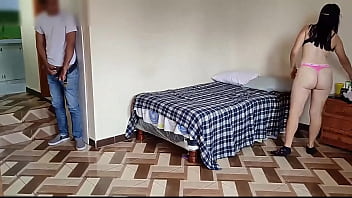 Follando duro a mi madrastra en el cuarto: Espio a mi madrastra mientras se quita la ropa y me descubre cuando me masturbo