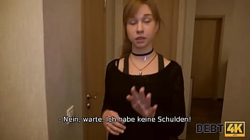 DEBT4k. Mann kommt zum n russischen Schuldner und bohrt bald rasierte Muschi