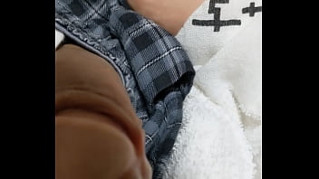 尿道にバルーンカテーテルを挿入すると先走りがどんどん溢れてきちゃいます。ちょっと触っただけでぬちゃぁ&hellip_と透明な糸が