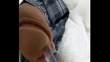 尿道にバルーンカテーテルを挿入すると先走りがどんどん溢れてきちゃいます。ちょっと触っただけでぬちゃぁ&hellip_と透明な糸が