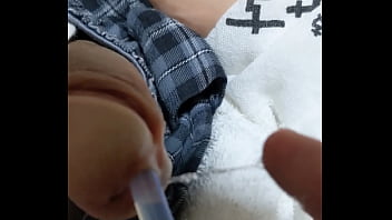 尿道にバルーンカテーテルを挿入すると先走りがどんどん溢れてきちゃいます。ちょっと触っただけでぬちゃぁ&hellip_と透明な糸が