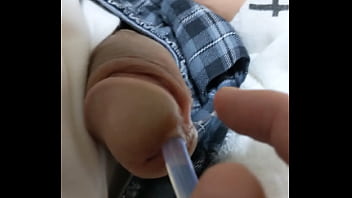 尿道にバルーンカテーテルを挿入すると先走りがどんどん溢れてきちゃいます。ちょっと触っただけでぬちゃぁ&hellip_と透明な糸が