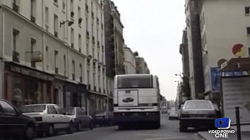 Zara et Deborah, deux lesbiennes sexy et affam&eacute_es, profitent d&#039_un bain coquin